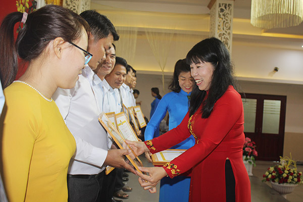 Bà Hoàng Thị Bích Hằng, Chủ tịch Hội nông dân tỉnh trao bằng khen của Trung ương Hội cho các tập thể, cá nhân đạt thành tích xuất sắc trong năm 2018. 