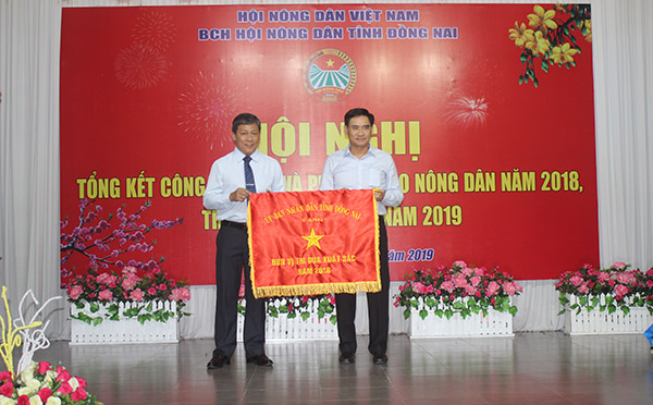 Phó Chủ tịch UBND tỉnh Trần Văn Vĩnh trao cờ cho đơn vị đạt thành tích xuất sắc trong năm 2018.