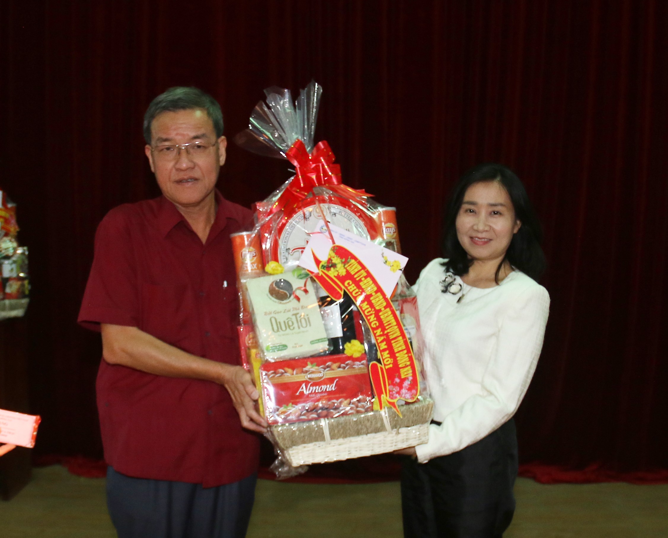 Chủ tịch UBND tỉnh Đinh Quốc Thái tặng quà tết cho lãnh đạo Đoàn Ca múa nhạc Đồng Nai (ảnh: Văn Truyên).