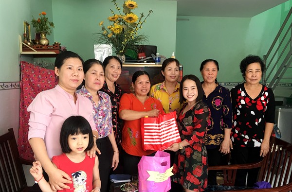 Đại diện Hội Liên hiệp phụ nữ tỉnh và Hội Liên hiệp phụ nữ ở phường Long Bình (TP. Biên Hòa) thăm, tặng quà gia đình có thân nhân đang thực hiện nhiệm vụ tại các nhà giàn, các đảo thuộc quần đảo Trường Sa