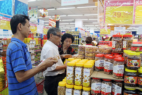 Khách hàng chọn mua các loại bánh kẹo, thực phẩm tết tại Co.opmart Biên Hòa Ảnh: H.Quân