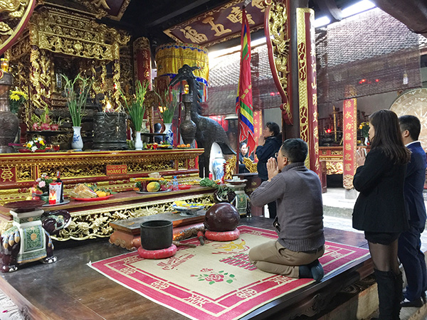 Người dân đi lễ ở đền Trùng Hoa (trong quần thể Đền Trần ở Nam Định) Ảnh: THANH THÚY