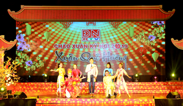 Nam ca sĩ Nguyễn Phi Hùng cùng vũ đoàn biểu diễn trong chương trình nghệ thuật Xuân quê hương do Đài PT-TH Đồng Nai thực hiện. Chương trình được phát sóng trên kênh ĐN1 từ 20-23 giờ tối 4-2-2019 (nhằm 30 tháng Chạp năm 2018)