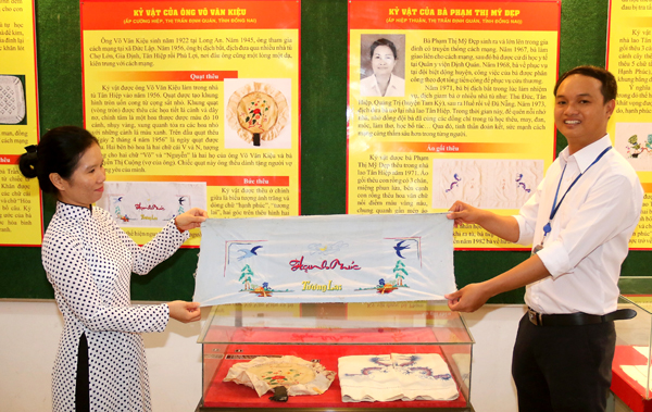 Chiếc khăn thêu hình chim én, hoa và dòng chữ “Hạnh Phúc”, “Tương Lai” của cựu tù Nhà lao Tân Hiệp Võ Văn Kiệu (thị trấn Định Quán, huyện Định Quán) được trưng bày tại triển lãm về những kỷ vật thêu ở Bảo tàng tỉnh