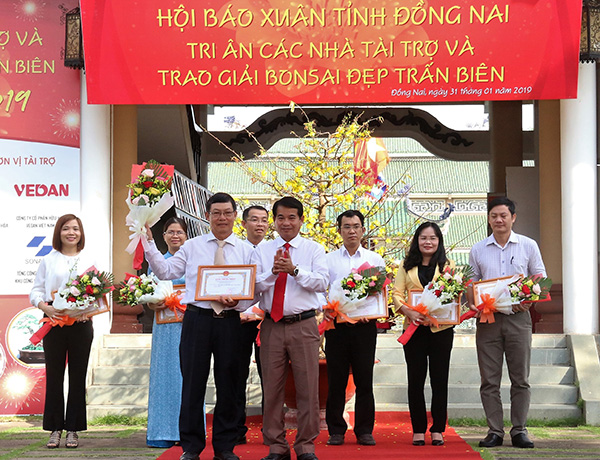 Trưởng ban Tuyên giáo Tỉnh ủy Thái Bảo trao giải Nhất Bản tin xuân Kỷ Hợi 2019 cho đại diện Liên hiệp các hội khoa học và kỹ thuật tỉnh.