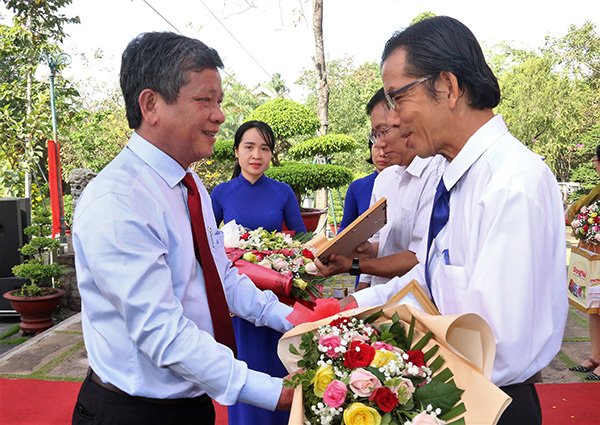 Chủ tịch Hội Nhà báo tỉnh, Tổng biên tập Báo Đồng Nai Nguyễn Tôn Hoàn trao thưởng cho các tác giải đạt giải cuộc thi Biên Hòa - Đồng Nai trong tôi.