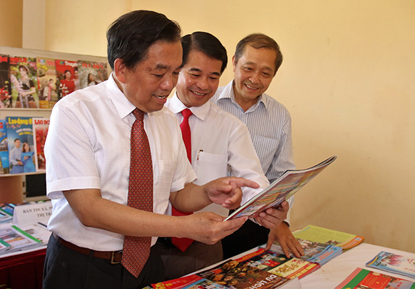(Từ trái qua) Ủy viên Ban TVTU, Chủ tịch Ủy Ban MTTQ Việt Nam tỉnh Huỳnh Văn Tới và Trưởng ban Tuyên giáo tỉnh ủy Thái Bảo xem báo xuân của các sở, ngành trong tỉnh tại Hội báo xuân Kỷ Hợi 2019.