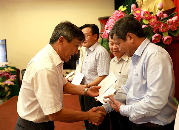 Đồng chí Hồ Thanh Sơn, Ủy viên Ban TVTU, Trưởng ban Dân vận Tỉnh ủy trao quà tết cho các cơ quan
