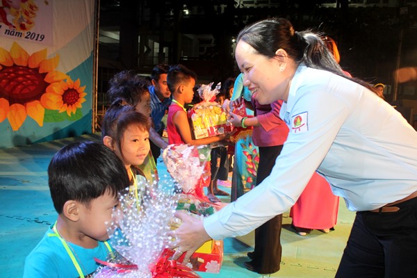 Bà Ngô Thị Hoàng Oanh, giám đốc Nhà thiếu nhi tỉnh trao quà cho các em thiếu nhi có hoàn cảnh khó khăn