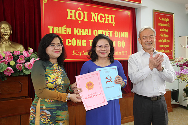 Bí thư Tỉnh ủy Nguyễn Phú Cường và Phó chủ tịch UBND tỉnh Nguyễn Hòa Hiệp trao các quyết định đối với đồng chí Đỗ Thị Thiện