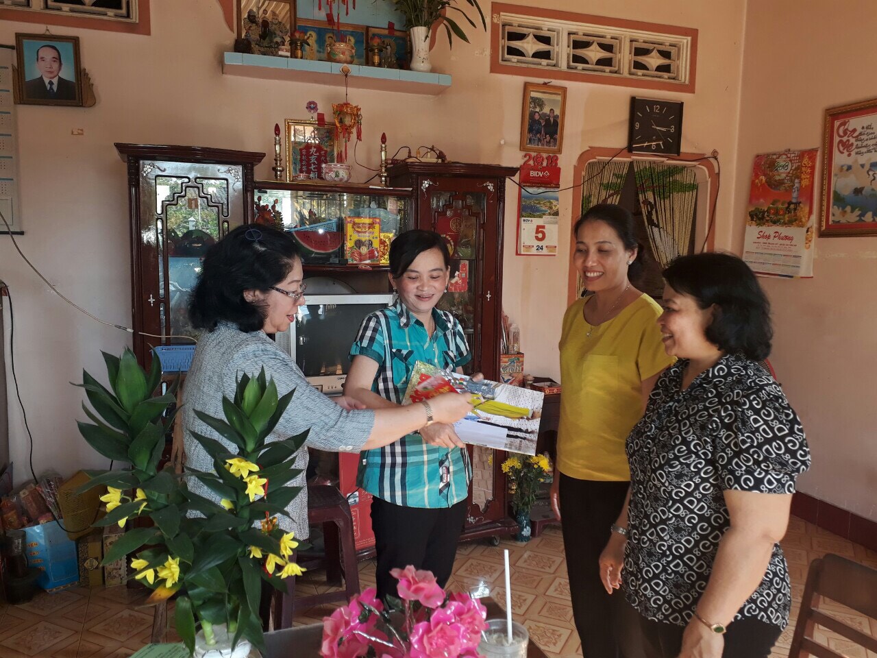 Giám đốc Sở GD-ĐT Huỳnh Lệ Giang trao quà tết cho giáo viên có hoàn cảnh khó khăn