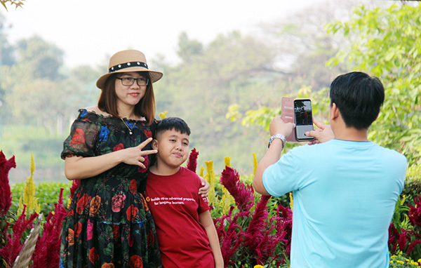 Du khách đến tham quan đường hoa ở Văn miếu Trấn Biên (TP.Biên Hòa) vào ngày giáp Tết Kỷ Hợi 2019.