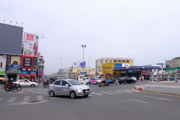 Khu vực ngã tư Tân Phong khá đông xe, nhất là trước Big C Tân Hiệp, nhưng giao thông vẫn thuận lợi.