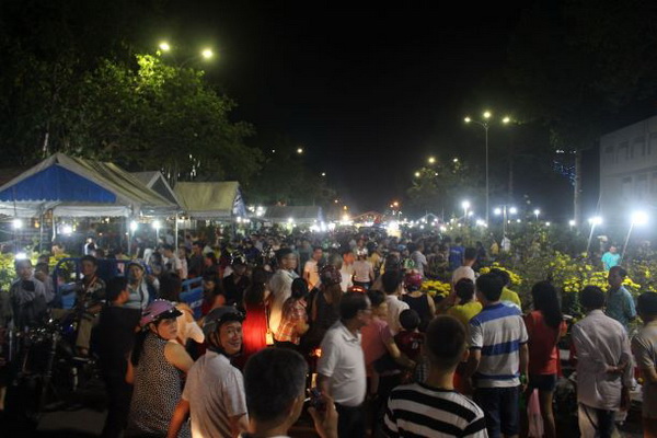 Hàng ngàn người dân đổ về chợ hoa quảng trường tỉnh