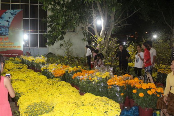 Nhiều người chọn mua hoa tại chợ hoa quảng trường tỉnh