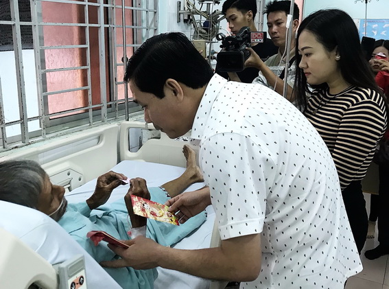 Chủ tịch UBND huyện Định Quán Trần Quang Tú cùng các mạnh thường quân đến thăm và trao tặng quà tết cho bệnh nhân có hoàn cảnh khó khăn đang nằm điều trị tại Bệnh viện đa khoa khu vực Định Quán (ảnh: Thanh Kỳ)