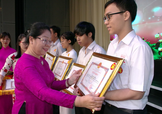Giám đốc Sở GD-ĐT Huỳnh Lệ Giang trao bằng khen của UBND tỉnh cho học sinh đoạt giải quốc gia năm học 2017-2018