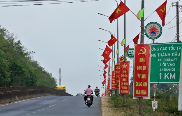 Quốc lộ 1, đoạn qua xã Xuân Thạnh, huyện Thống Nhất được trang trí cờ hoa, băng rôn, khẩu hiệu. (ảnh: Văn Truyên)
