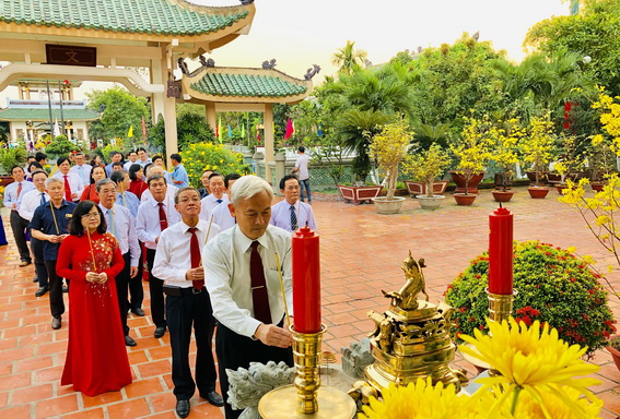 Đồng chí Nguyễn Phú Cường và các đồng chí lãnh đạo tỉnh dâng hương tại Đền thời Nguyễn Hữu cảnh (Ảnh: Hạnh Dung)