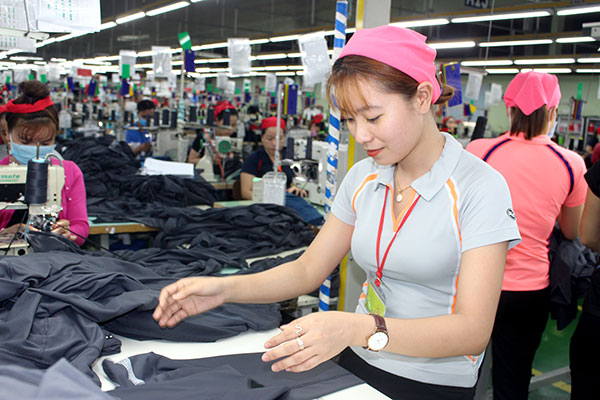 Công nhân lao động trên chuyền sản xuất (ảnh minh họa)