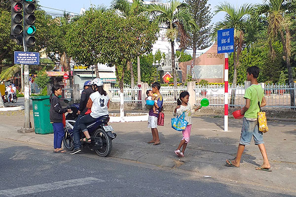 Trẻ ăn xin tại giao lộ Nguyễn Ái Quốc – Trần Công An, ngay tượng đài chiến thắng sân bay Biên Hòa.