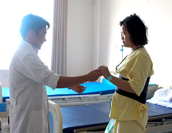 Bác sĩ Vũ Ngọc Bảo Quỳnh đang hướng dẫn bệnh nhân T. tập đi