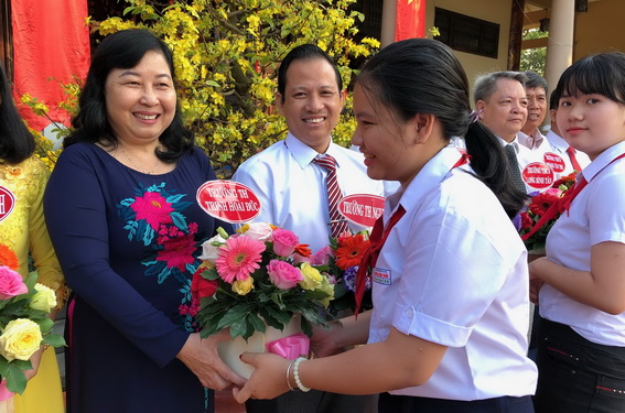 Học sinh các trường tặng hoa chúc tết thầy cô