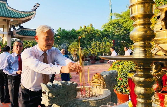 Các đồng chí lãnh đạo tỉnh dâng hương trước tượng thờ Khổng Tử tại Văn miếu Trấn Biên