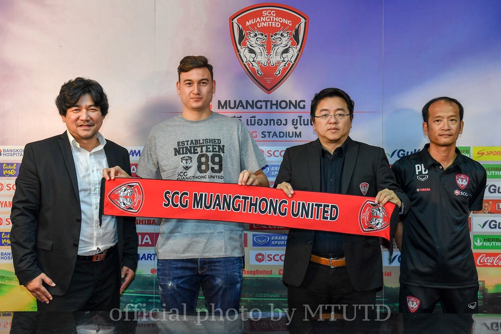 Trong màu áo Muangthong United, Văn Lâm được trao chiếc áo đấu số 1.