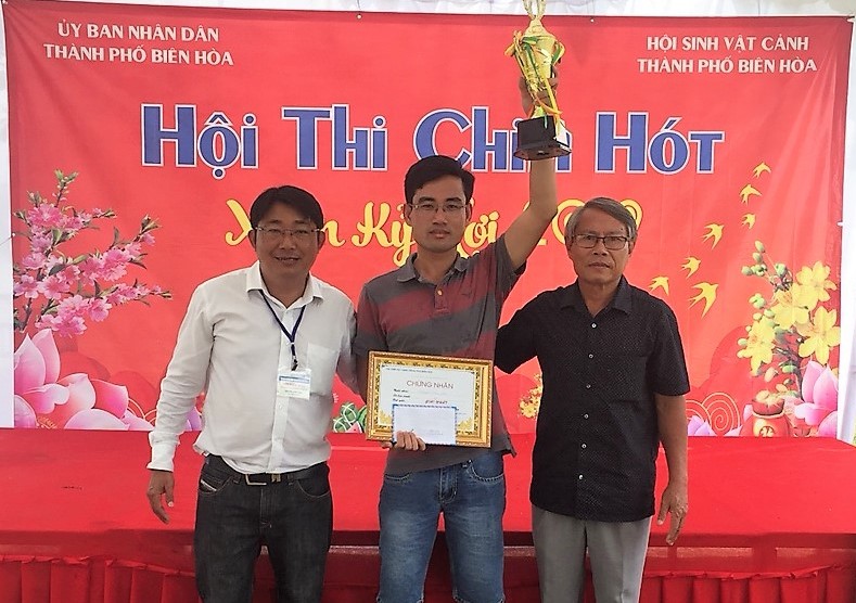 Ông Nguyễn Văn Phi (giữa) nhận giải nhất Hội thi chim họa mi hót hay Xuân Kỷ Hợi 2019 diễn ra sáng mùng 5 Tết. (ảnh: Long Châu).