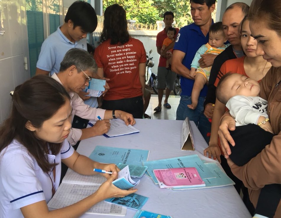 Người dân đưa trẻ đi tiêm chủng tại Trạm y tế thị trấn Tân Phú, huyện Tân Phú.