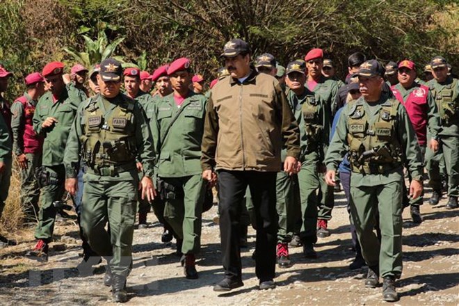 Tổng thống Venezuela Nicolas Maduro (giữa) thăm trụ sở của Lực lượng Phòng vệ quốc gia Bolivar ở Macarao, Caracas, ngày 1-2-2019. (Ảnh: AFP/TTXVN)