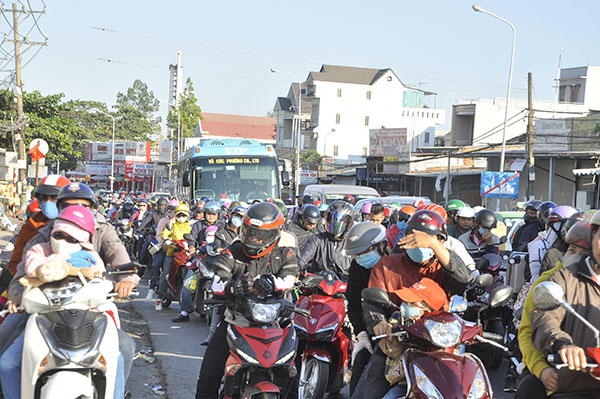 Trên quốc lộ 1 (đoạn qua ngã ba Trị An, huyện Trảng Bom), các phương tiện lưu thông xếp hàng dài chờ qua nút giao