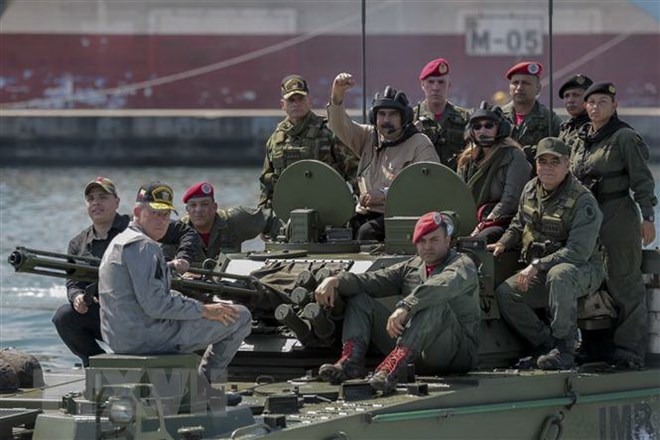 Tổng thống Venezuela Nicolas Maduro (giữa) thị sát một cuộc diễn tập quân sự căn cứ hải quân Agustin Armario ở Puerto Cabello, bang Carabobo, Venezuela, ngày 27/1/2019. (Nguồn: AFP/TTXVN)