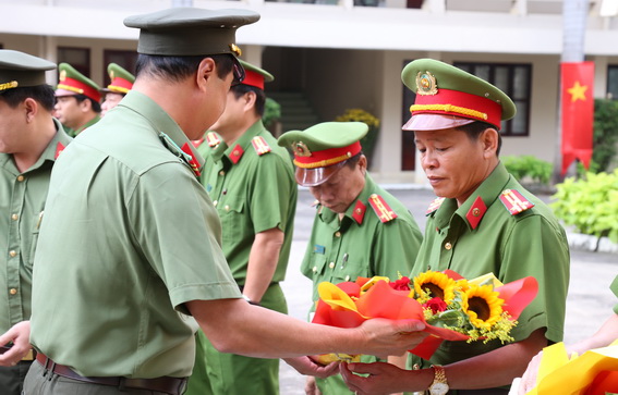 Đại tá Lê Hồng Hiệp, Phó cục trưởng Cục Công tác Đảng và công tác chính trị Bộ Công an trao thưởng các tập thể