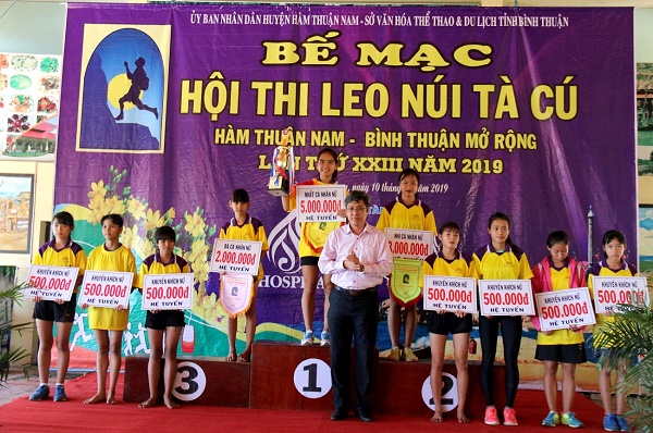 VĐV Nguyễn Thị Thùy Dương (Đồng Nai) trên bục nhận hạng nhì cá nhân hệ tuyển nữ mở rộng