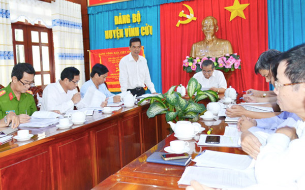 Bí thư Huyện ủy Vĩnh Cửu Trần Trung Nhân báo cáo với lãnh đạo tỉnh một số kết quả thực hiện chỉ thị, Nghị quyết trong 6 tháng đầu năm 2018 của huyện