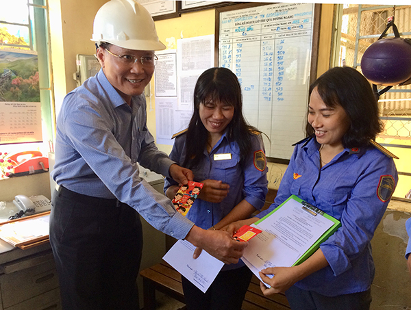 Nhiều đơn vị khen thưởng 2 nhân viên gác tàu dũng cảm cứu người