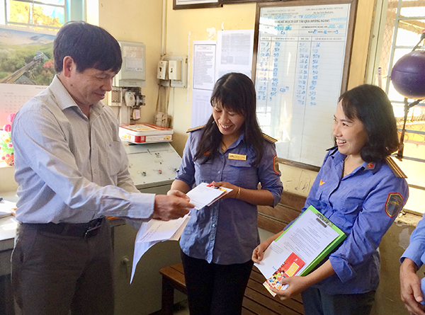 Ông Nguyễn Đình Đảng, Chủ tịch Công đoàn Công ty cổ phần đường sắt Sài Gòn thưởng nóng cho hai nhân viên Lan và Minh