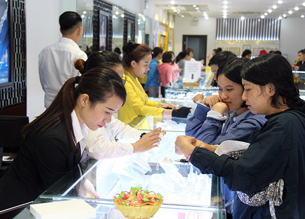 Đông đảo người dân đến mua vàng tại trung tâm kim hoàn PNJ trên đường 30-4 (TP.Biên Hòa) vào chiều 13-2.