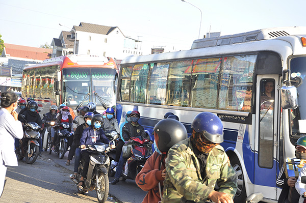 Quốc lộ 1 đoạn qua huyện Trảng Bom những ngày sau Tết luôn chật cứng các phương tiện lưu thông