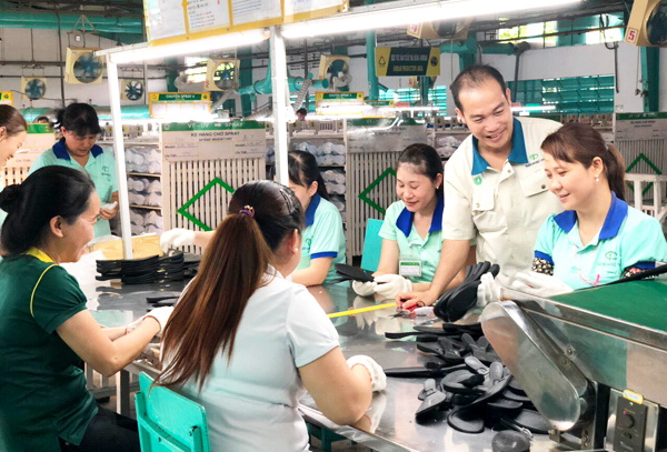 Chủ tịch Công đoàn Công ty cổ phần Taekwang Vina Industrial (Khu công nghiệp Biên Hòa 2) thăm hỏi động viên công nhân sản xuất ngày đầu năm.