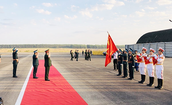 Trung đoàn Không quân 935 thực hiện nghi lễ chào đón Bộ trưởng Bộ Quốc phòng Ngô Xuân Lịch