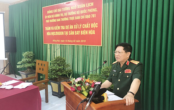 Bộ trưởng Quốc phòng Ngô Xuân Lịch làm việc với Ban quản lý Dự án xử lý chất độc dioxin tại Sân bay Biên Hòa.