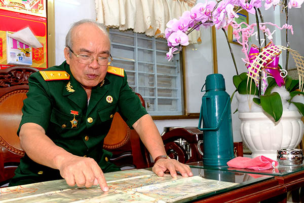 Ông Nguyễn Nhỡ ôn lại những năm tháng khốc liệt bảo vệ biên giới phía Bắc qua tấm bản đồ kỷ vật của ông