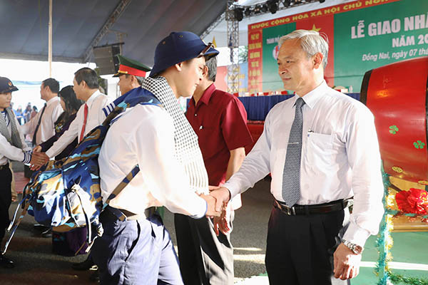 Ủy viên Trung ương Đảng, Bí thư Tỉnh ủy, Chủ tịch HĐND tỉnh Nguyễn Phú Cường chúc mừng thanh niên của TP.Biên Hòa trước khi lên đường nhập ngũ năm 2018