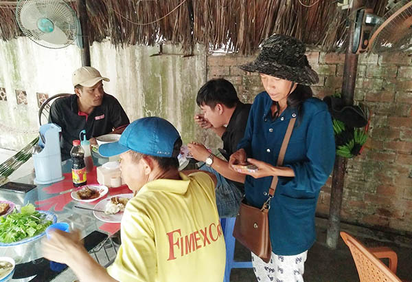 Hàng ngày bà Nguyễn Kim Hồng dạo bán vé số để kiếm sống.