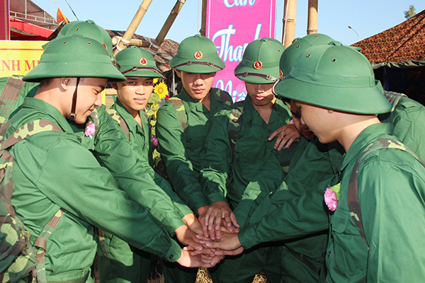 Thanh niên trúng tuyển nghĩa vụ quân sự xã Bình Minh bày tỏ quyết tâm, đoàn kết trước khi lên đường thực hiện nghĩa vụ quân sự.(Ảnh: Đoàn Phú)