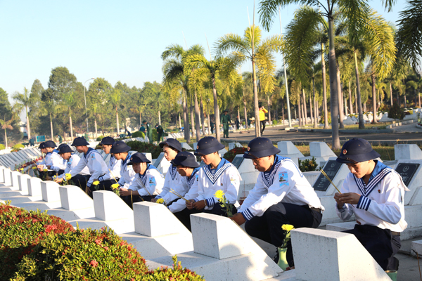 Các tân binh TP. Biên Hòa dâng hương tại Nghĩa trang liệt sĩ tỉnh