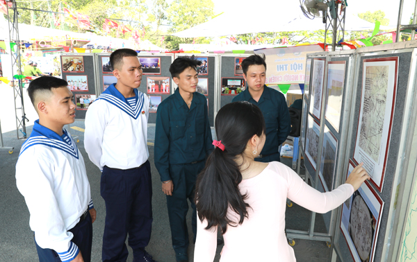 Các tân binh TP. Biên Hòa được giới thiệu về bản đồ biển đảo Việt Nam